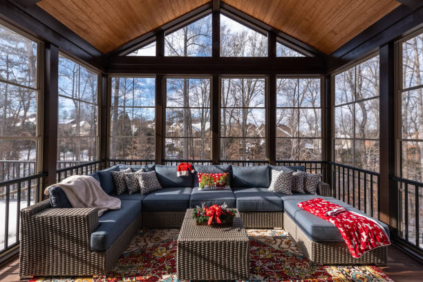 enceinte de porche confortable en hiver - roof lightweight industry architecture photos et images de collection