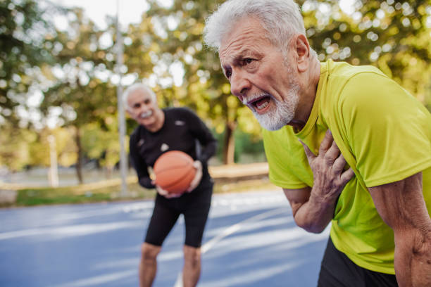 hombre que tiene un ataque al corazón después de la actividad deportiva - human hand help pain heart attack fotografías e imágenes de stock