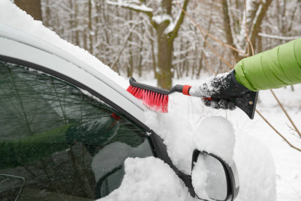 雪の冬の車を掃除する - snow car window ice scraper ストックフォトと画像