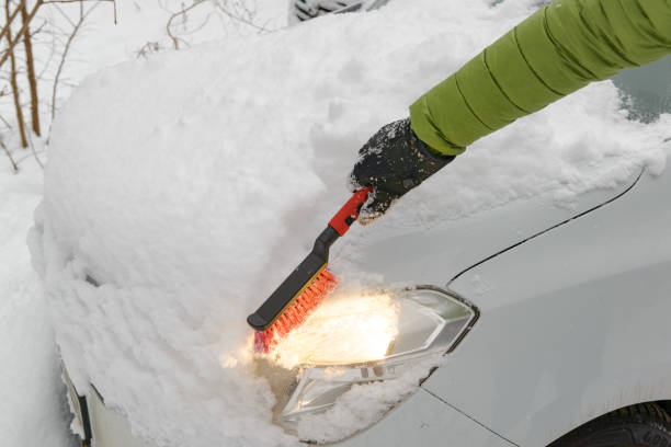 大雪後の車の清掃 - snow car window ice scraper ストックフォトと画像