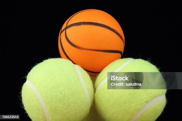 Basketball Auf Tennisbälle Stockfoto und mehr Bilder von Accessoires - Accessoires, Ausrüstung und Geräte, Basketball