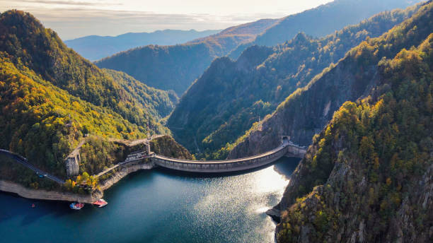 aerial drone view of vidraru dam in romania - romania imagens e fotografias de stock