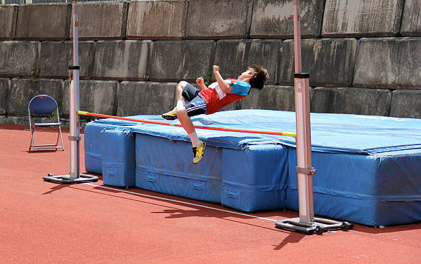 garçon sur le saut en hauteur. - high jump photos et images de collection