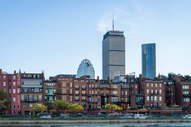 edifícios de escritórios e pedras marrons perto do rio charles em boston, massachusetts - back bay boston massachusetts apartment - fotografias e filmes do acervo