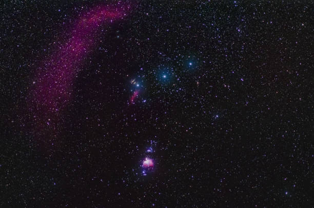 large champ de la constellation d’orion avec la nébuleuse d’orion, la nébuleuse de la flamme, la boucle de barnard et la nébuleuse d’émission de tête de cheval sur le ciel étoilé - horsehead nebula photos et images de collection