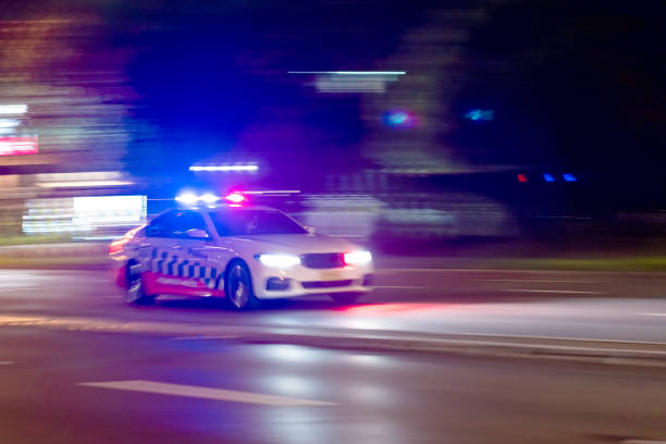 un'auto della polizia corre sul luogo di un incidente, sydney - new south wales foto e immagini stock