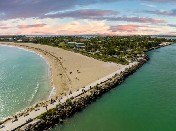 inlet park fort pierce fl luft-drohnenfoto - bootssteg stock-fotos und bilder