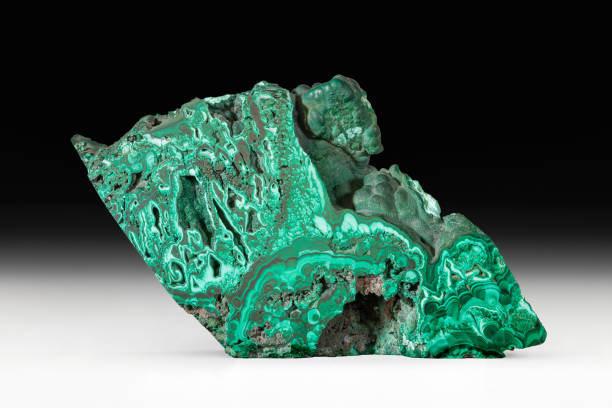 natürlicher makrostein malachit, ein mineral auf schwarzem hintergrund nah. halbedelsteine russlands. - malachite stock-fotos und bilder