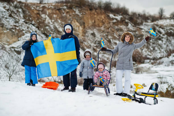 famiglia scandinava con la bandiera della svezia nel paesaggio svedese invernale. - 12 23 mesi foto e immagini stock