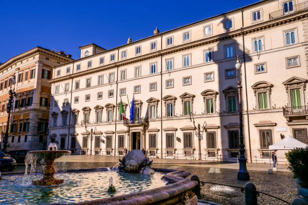 la façade de style baroque du palazzo chigi siège du gouvernement italien dans le cœur historique de rome - symbol famous place city of westminster city photos et images de collection