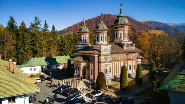 vista aérea con drones del monasterio de sinaia en rumania - sinaia fotografías e imágenes de stock