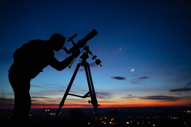 силуэт человека, телескоп и сельская местность под звездой - venus стоковые фото и изображения