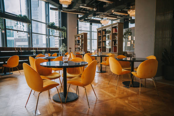 intérieur moderne du restaurant cafe avec chaise jaune contre fenêtre avec vue sur la ville - bar à expresso photos et images de collection