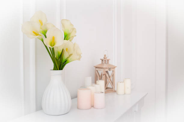 Flowers in a vase and candles in the interior."n - fotografia de stock