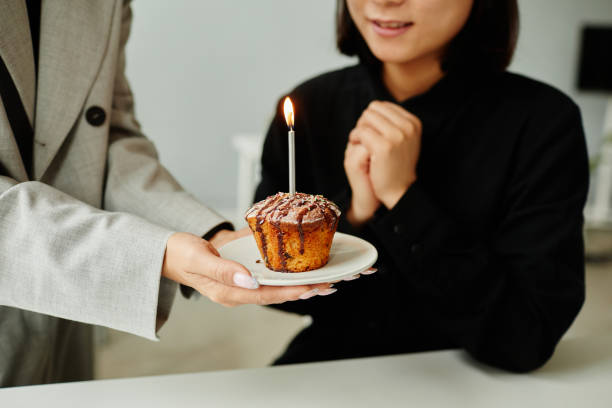 birthday cupcake with candle - cupcake birthday birthday cake first place imagens e fotografias de stock