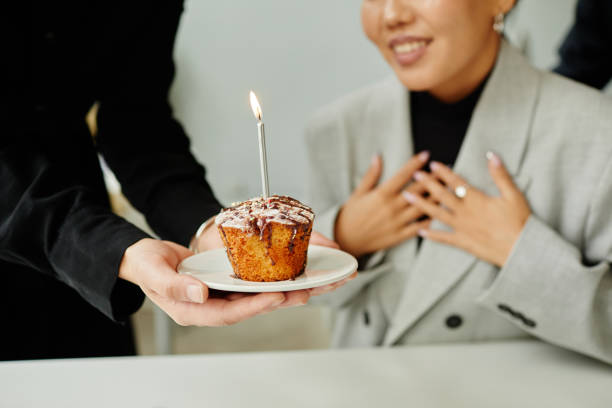 geburtstagsüberraschung in der nähe des büros - cupcake birthday birthday cake first place stock-fotos und bilder