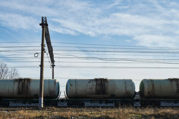 vagões tanque em um trem de carga são acoplado um ao outro - truck oil industry natural gas action - fotografias e filmes do acervo