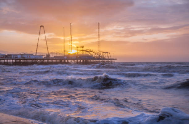 зимний закат в блэкпуле во время прилива. - blackpool pier стоковые фото и изображения