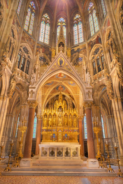 пресвитерий в неоготической церкви вотивкирхе. - altar church vienna gothic style стоковые фото и изображения