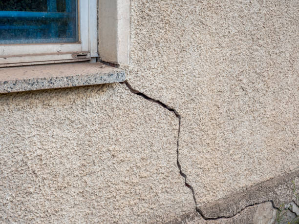 grande fissure dans un mur de maison - stucco photos et images de collection