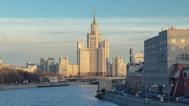 vista al atardecer del edificio kotelnicheskaya embankment día a noche en moscú timelapse, rusia - kotelnicheskaya fotografías e imágenes de stock