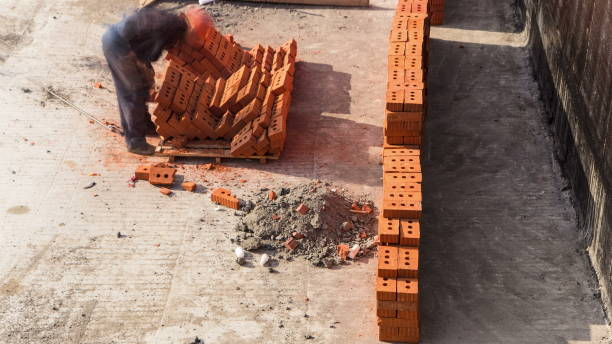 konstruktion mason arbeiter maurer installieren rote backstein timelapse - mason brick bricklayer installing stock-fotos und bilder
