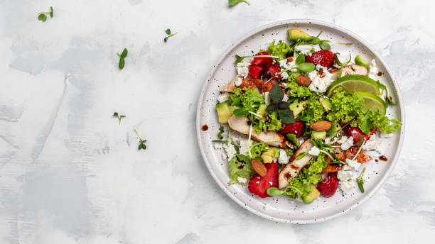 ensalada de fresas frescas con aguacate de carne de pollo, queso feta, lechuga y vinagre balsámico de frutos secos. delicioso concepto de comida equilibrada. formato de banner largo. vista superior - balsamic vinegar fotos fotografías e imágenes de stock