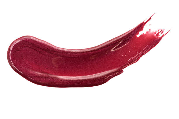 muestra de mancha roja de lápiz labial, aislada sobre un fondo blanco. - maquillaje color vino fotografías e imágenes de stock