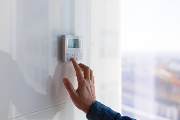 le panneau de contrôle de la climatisation et du chauffage pour l’appartement et le bureau est situé sur un mur blanc - thermometer cold heat climate photos et images de collection