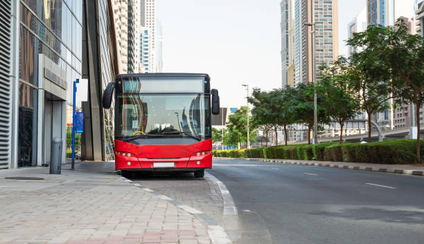 bus turistico sulla strada di dubai, emirati arabi uniti. - transportation bus mode of transport public transportation foto e immagini stock