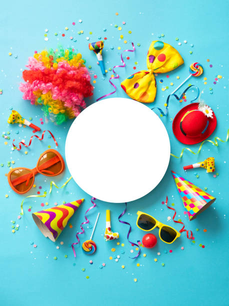 coloridos artículos de fiesta para carnaval o fiesta de cumpleaños sobre fondo azul - fasching fotografías e imágenes de stock