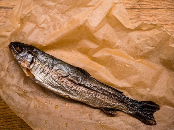 poisson fumé sur papier, vue de dessus. poisson de truite fumé à froid avec des épices, apéritif de poisson savoureux - smoked salmon salt healthy lifestyle cold photos et images de collection