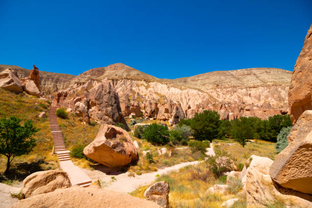 museu zelve open air na capadócia - goreme rural scene sandstone color image - fotografias e filmes do acervo