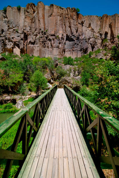 ponte di legno sul torrente melendiz nella valle di ihlara - ihlara valley foto e immagini stock