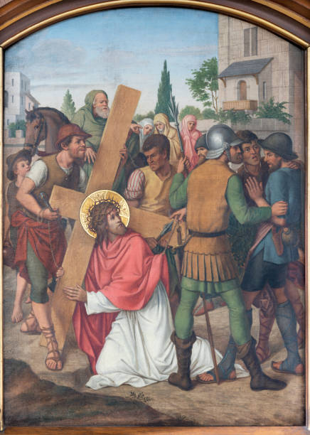 vienne - la fresque simon de cyrène aide jésus à porter la croix dans le cadre de la gare de cross dans l’église marienkirche - simon the cyrene photos et images de collection