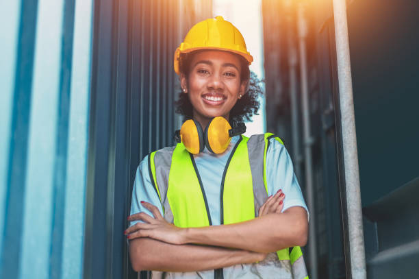 femmes américaines de couleur travailler dans une zone de chantier maritime international service de livraison d’exportation et d’importation avec conteneurs - native american audio photos et images de collection