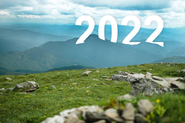 2022 New Year road trip travel and future vision concept . Nature landscape with with Countryside valley on the grassy hill leading forward to happy new year celebration viaje por carretera de año nuevo 2022 y concepto de visión de futuro. paisaje natural con el valle del campo en la colina cubierta de hierba que conduce a la celebración del feliz año nuevo a principios de 2022 para un comienzo fresco y exitoso.
