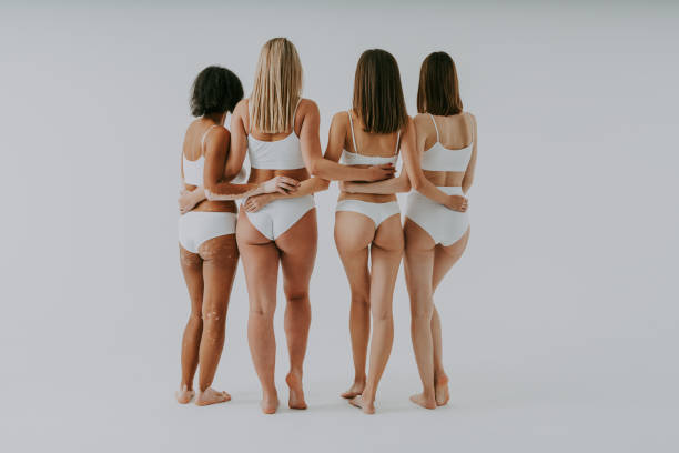 groupe multiracial de femmes belles et diverses, concepts d’amour de soi, de diversité et de corps positif - body women naked beauty photos et images de collection