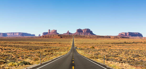 route 66 monument tal - monument valley usa panoramic stock-fotos und bilder