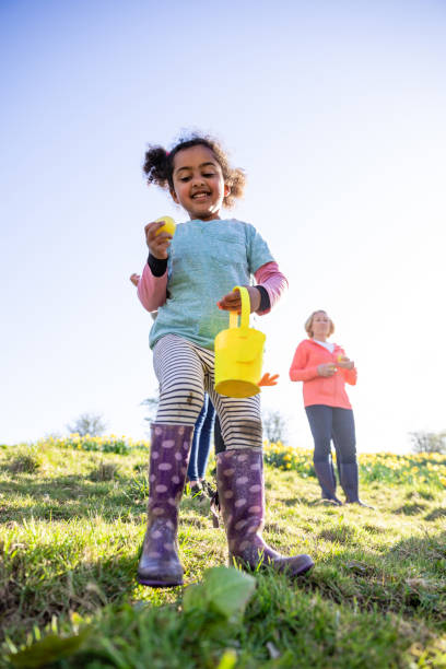 ¡felicidad en semana santa! - daffodil easter egg hunt easter easter egg fotografías e imágenes de stock