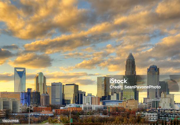 Panorámica De La Zona Residencial De Charlotte Foto de stock y más banco de imágenes de Charlotte - Carolina del Norte - Charlotte - Carolina del Norte, Panorama urbano, Puesta de sol