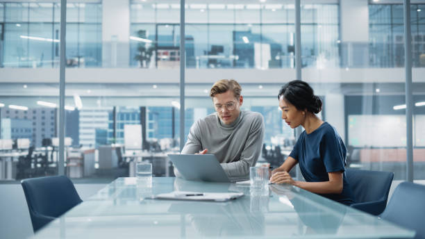 multiethnic diverse office conference room meeting: team von zwei kreativen unternehmern spricht, diskutiert wachstumsstrategie. stilvolle junge geschäftsleute arbeiten an investitions- und marketingprojekten. - corporate finance stock-fotos und bilder