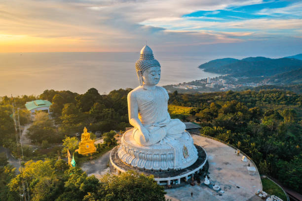 vista aerea del punto di vista del grande buddha al tramonto nella provincia di phuket, thailandia - buddha foto e immagini stock