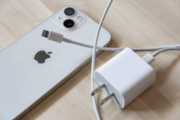 un iphone 13 con adaptador de corriente de 20w y cable lightning - plug adapter charging mobile phone battery charger fotografías e imágenes de stock