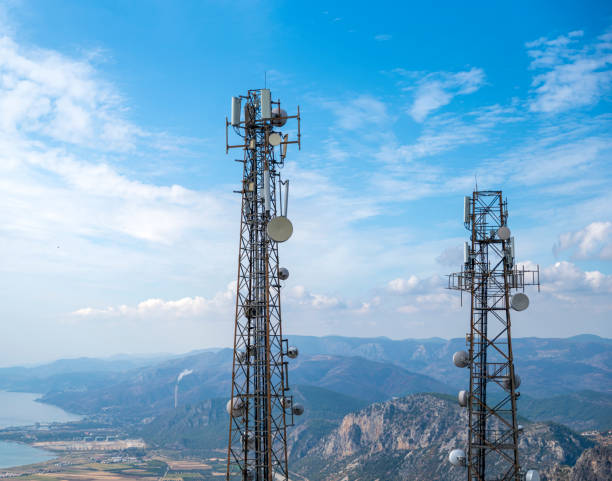 torres de telefonía celular o de servicio móvil - gsm tower fotografías e imágenes de stock