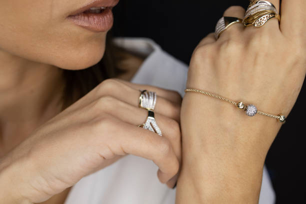 mujer una gran cantidad de joyas en sí misma - female bracelet fotografías e imágenes de stock