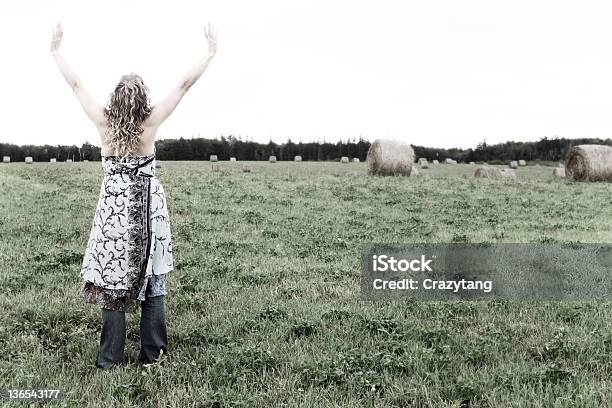 Menina Louvar Fora - Fotografias de stock e mais imagens de Admiração - Admiração, Adulto, Amor