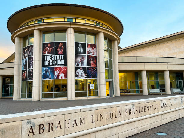 abraham lincoln presidential museum in springfield, illinois, usa. - lincoln road imagens e fotografias de stock