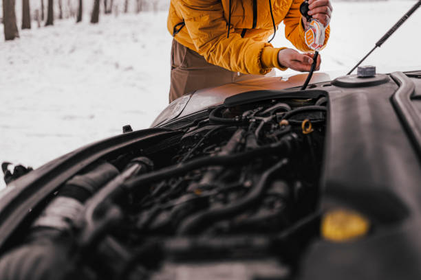 istock Car breakdown on a snowy winter day 1365437067
