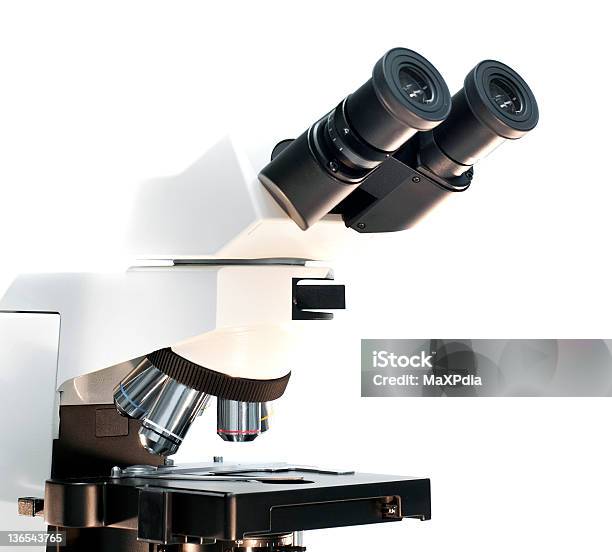 Microscopio Óptico Foto de stock y más banco de imágenes de Asistencia sanitaria y medicina - Asistencia sanitaria y medicina, Ciencia, Cristalino